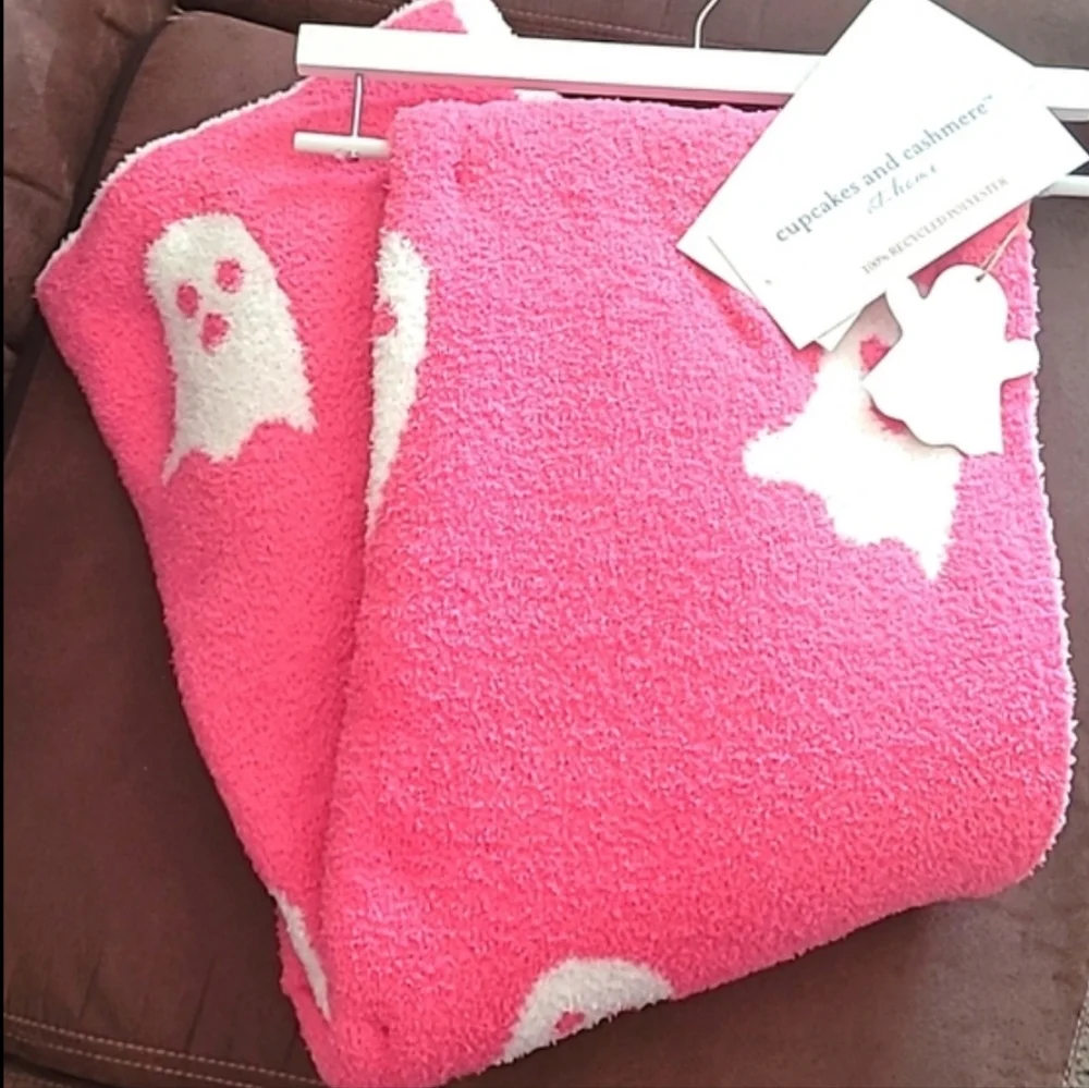 CUPCAKES AND CASHMERE VIRAL PINK/WHITE GHOST BLANKET